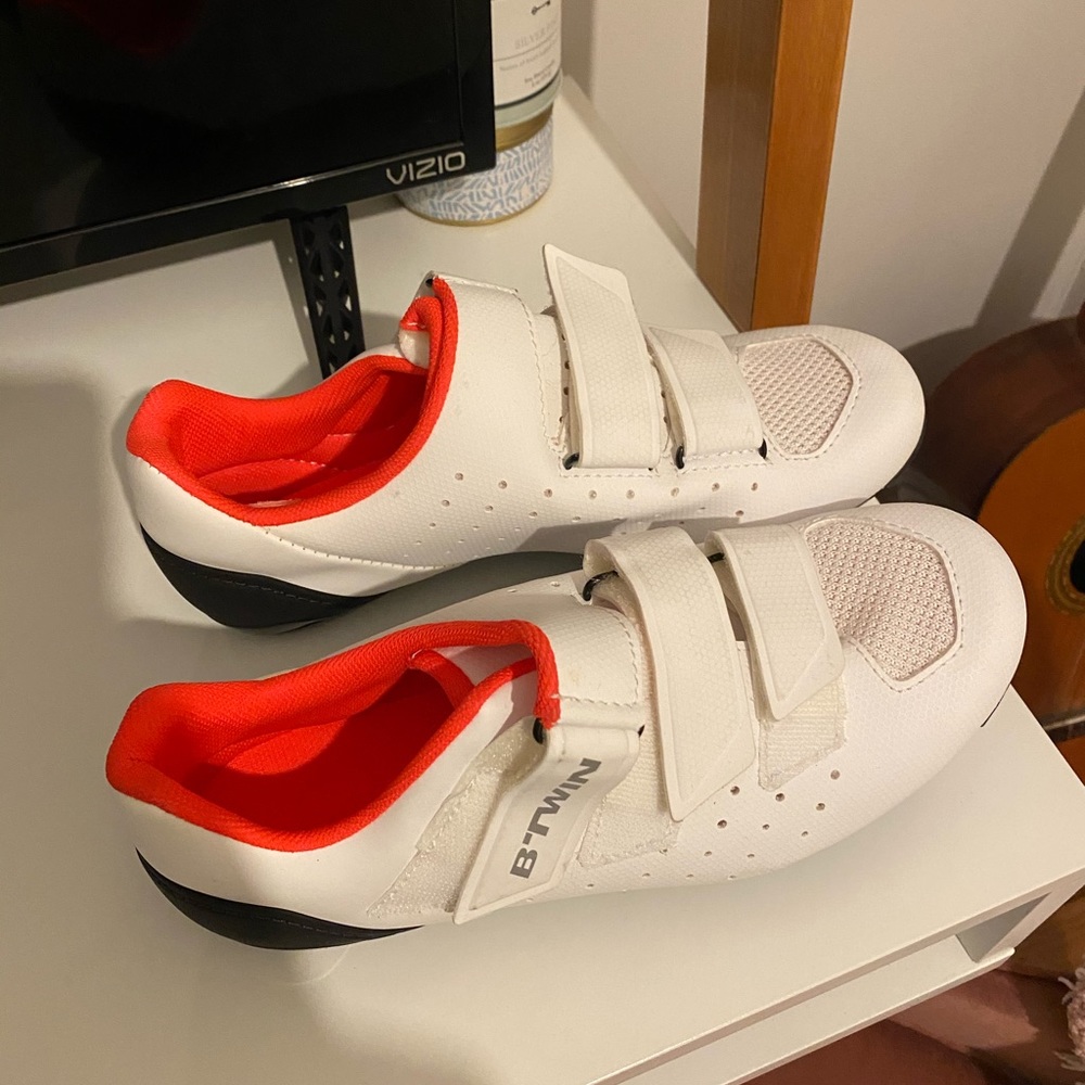 White B-Twin 500 cycling shoes size US 8/EU 41